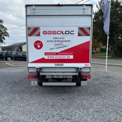 Vue arrière d'un camion MAN portant le logo GégoLoc