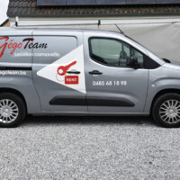 Une vue latérale d'une camionnette Toyota Proace City portant le logo et les coordonnées de GégoTeam
