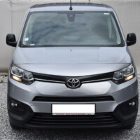 Un fourgon Toyota gris vu de face