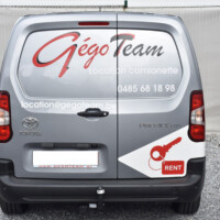 L'arrière d'une camionnette Toyota Proace City avec le logo de l'entreprise GégoTeam