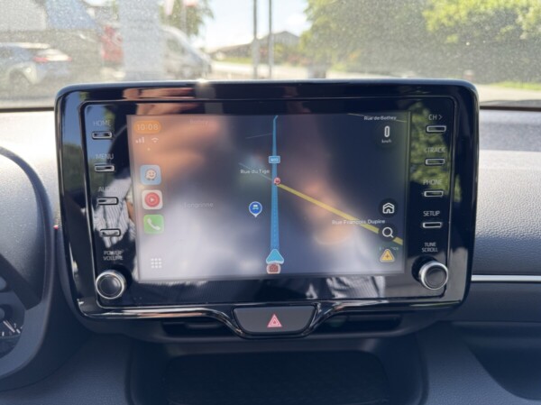 Ecran d'un voiture Toyota Yaris ouvert sur l'application Waze