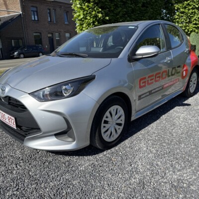 Vue de profil d'une Toyota Yaris grise à louer
