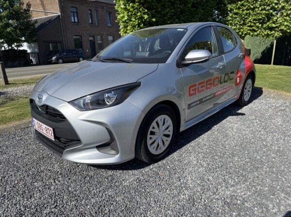 Vue de profil d'une Toyota Yaris grise à louer