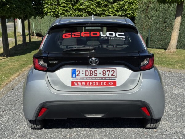 Vue arrière d'une Toyota Yaris grise à louer