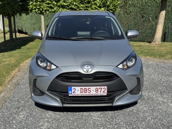 Vue de l'avant d'une Toyota Yaris grise à louer