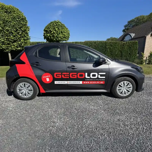 Toyota Yaris foncée