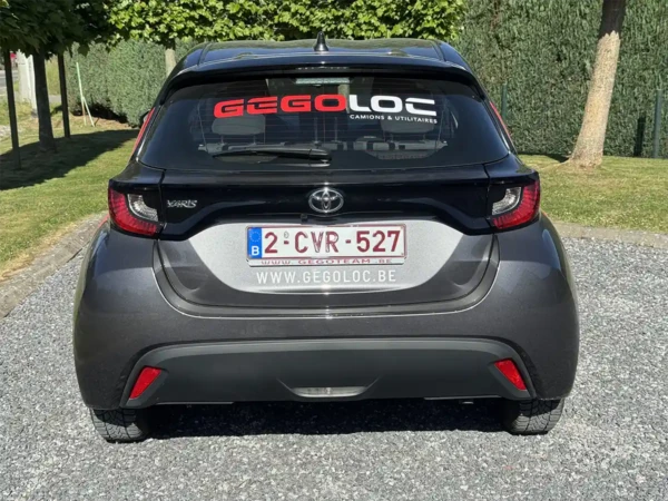 Toyota Yaris foncée – Image 2