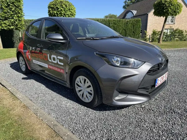 Toyota Yaris foncée – Image 9
