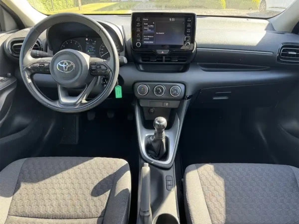 Toyota Yaris foncée – Image 7
