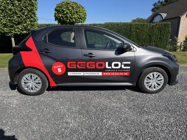 Toyota Yaris foncée – Image 6