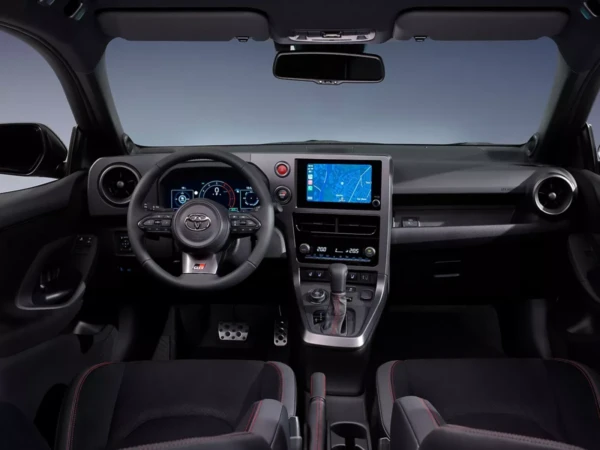 Intérieur d'une Toyota Yaris GR avec la boite de vitesse automatique et l'écran GPS