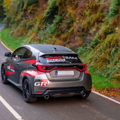 Toyota Yaris GR de Gegoloc roulant sur une route