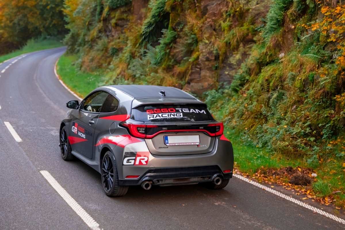 Toyota Yaris GR de Gegoloc roulant sur une route