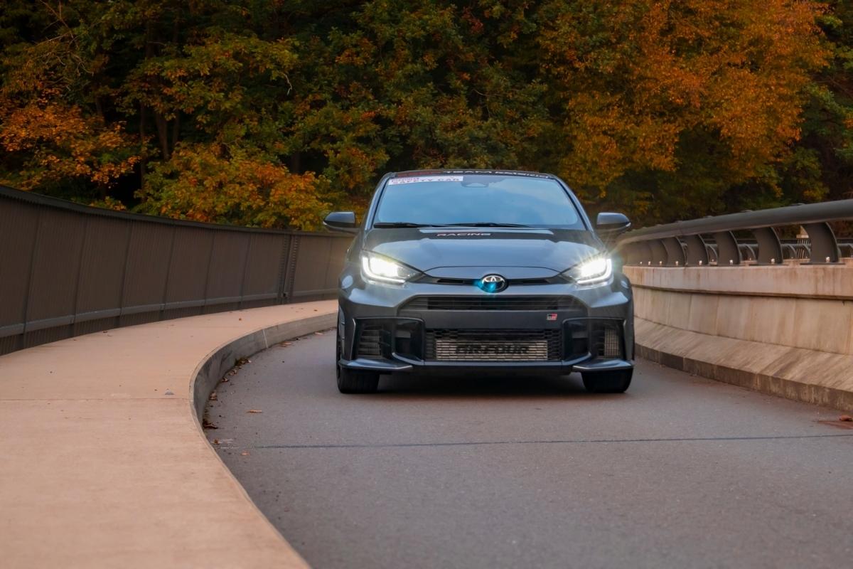 Toyota Yaris GR avec phares allumés