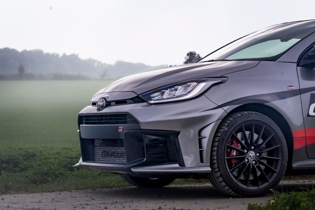 Avant de la voiture Toyota Yaris GR à louer de Gégoloc