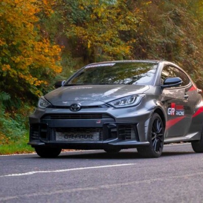 Toyota Yaris GR Gegoloc à louer sur une route en campagne