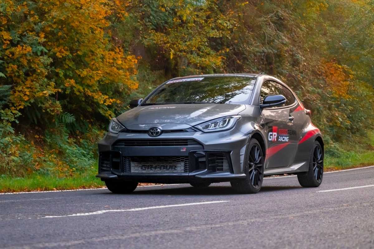 Toyota Yaris GR Gegoloc à louer sur une route en campagne