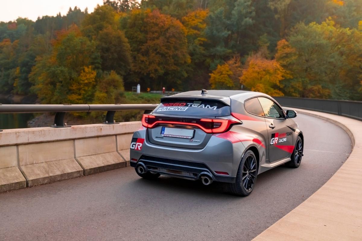 Toyota Yaris GR à louer chez Gégoloc roulant sur un pont