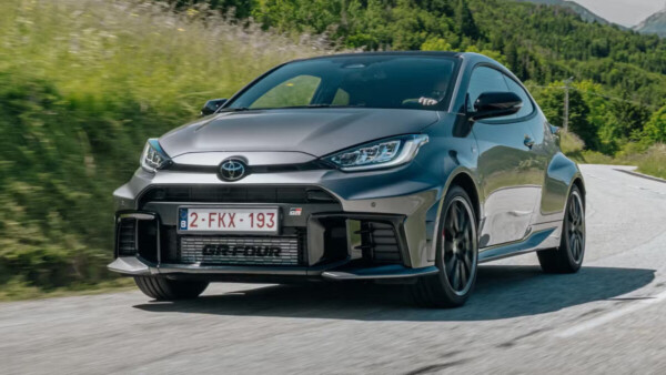 Toyota Yaris GR roulant sur une route montagneuse sous le soleil